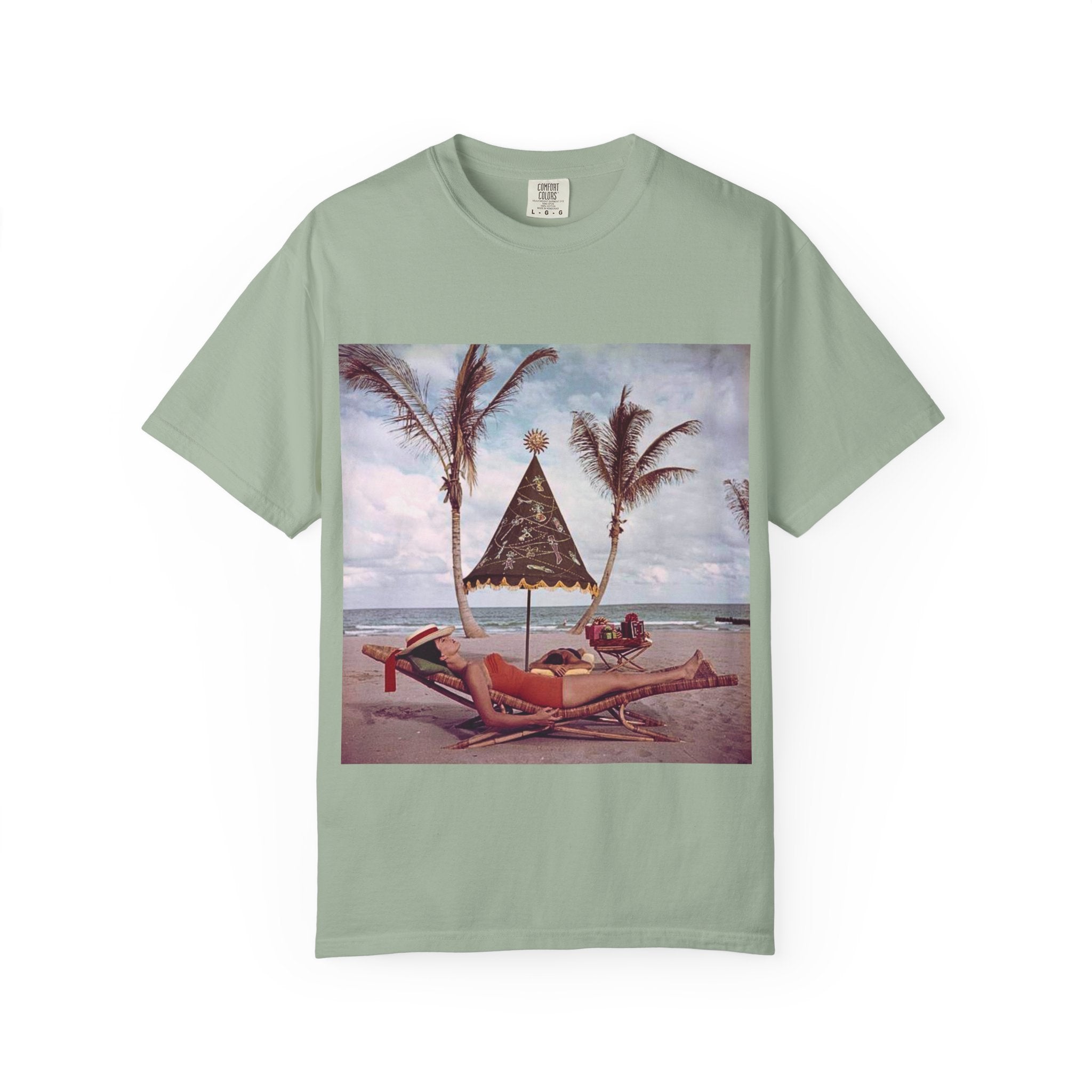Vintage Christmas on the Beach Graphic T-Shirt — Comfort Colors