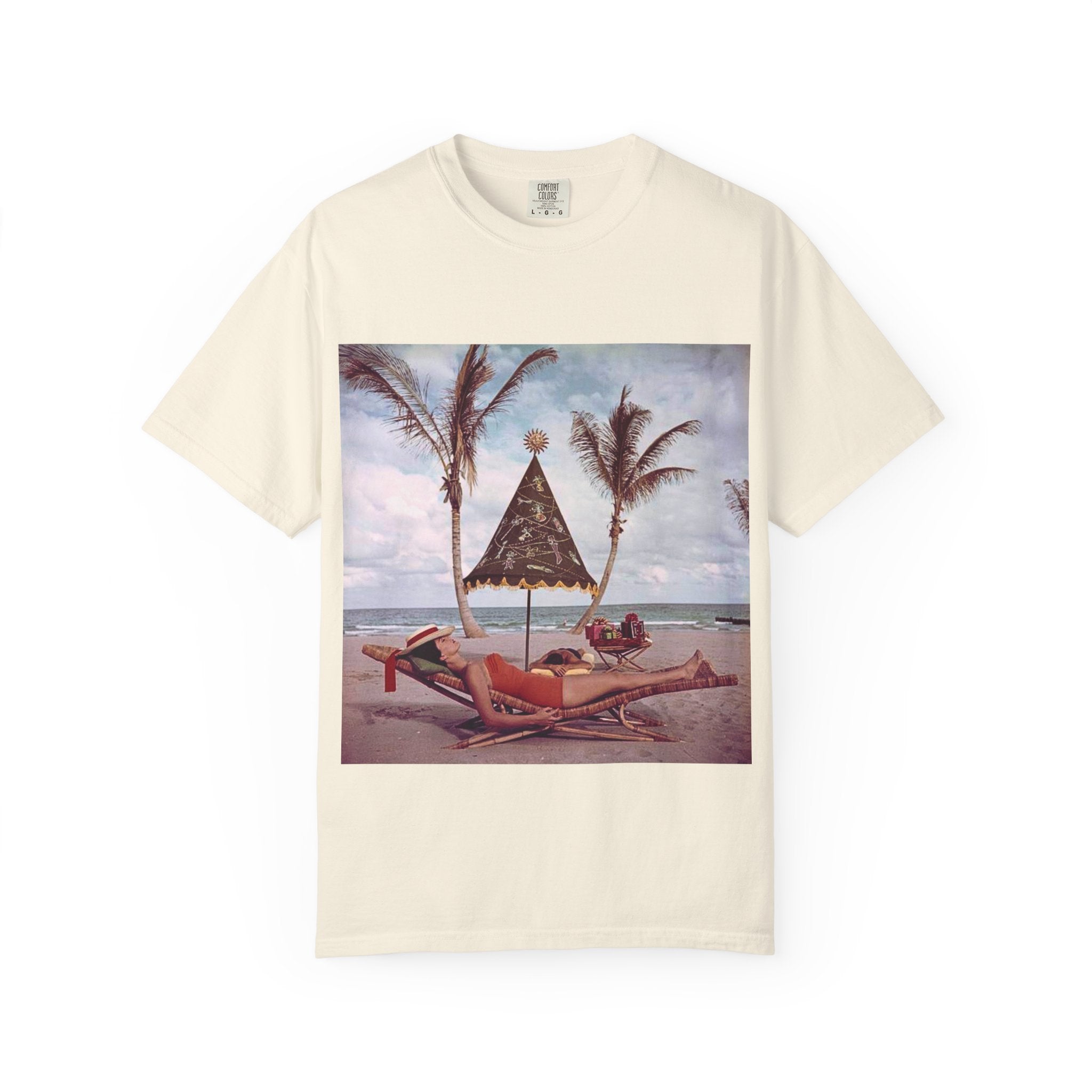 Vintage Christmas on the Beach Graphic T-Shirt — Comfort Colors