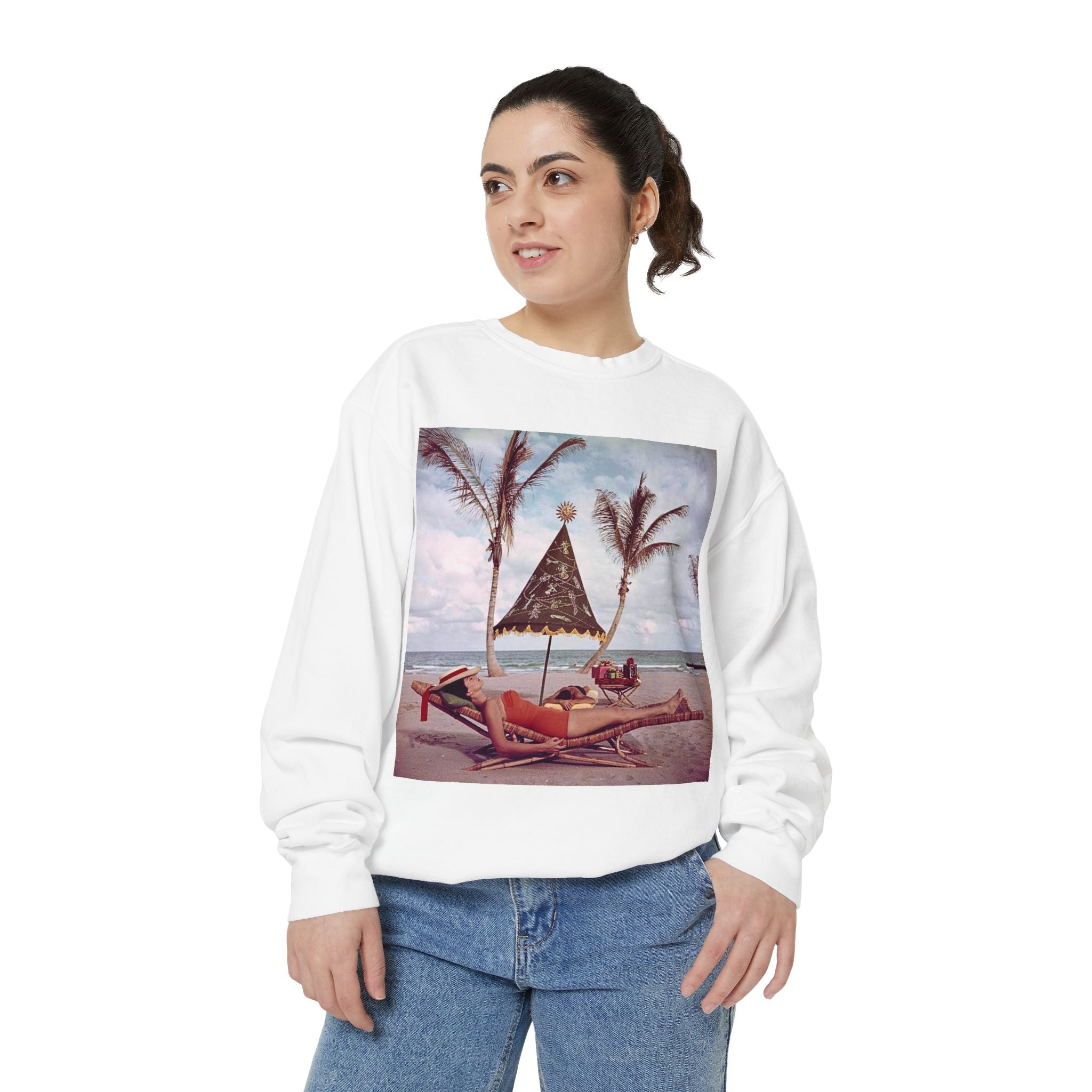 Vintage Christmas on the Beach Crewneck Sweatshirt - Comfort Colors