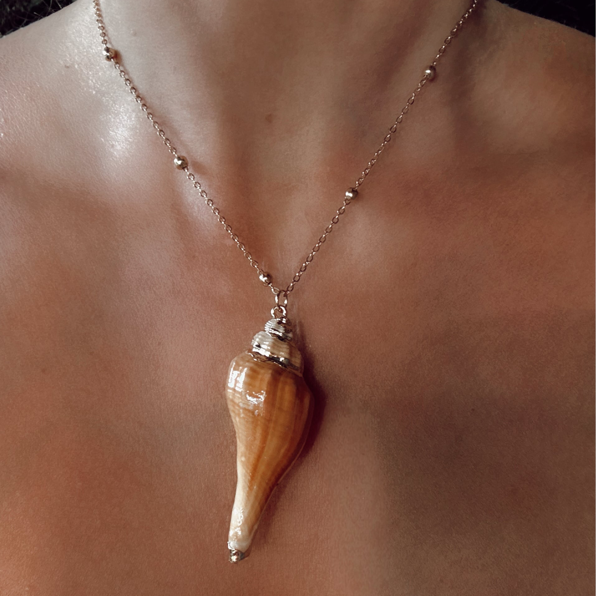 Beige Dipped Conch - Handmade Gold Dipped Seashell Pendant Necklace – Beach Jewelry Gift